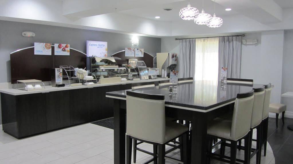 Holiday Inn Express And Suites Houston North - Iah Area By Ihg Eksteriør bilde
